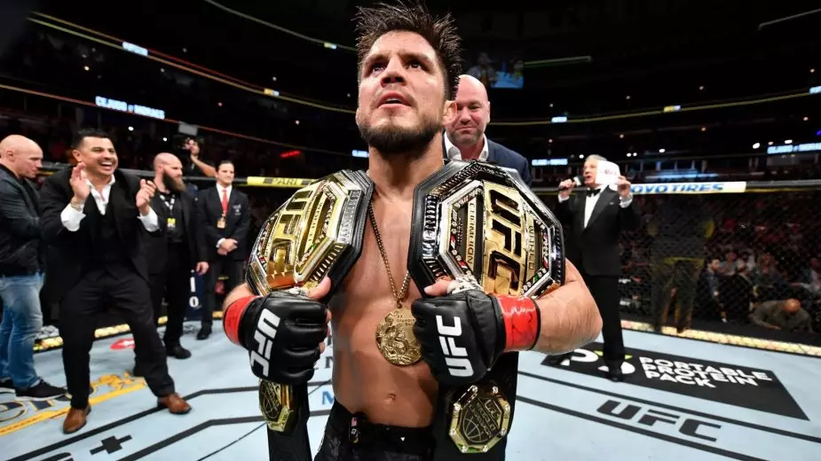 У бывшего чемпиона UFC украли чемпионский пояс