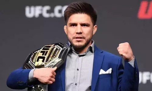 Звезду UFC лишили чемпионского пояса