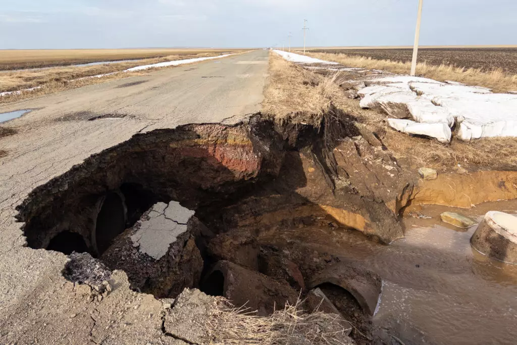 Паводки беспощадно уничтожают дороги в Казахстане