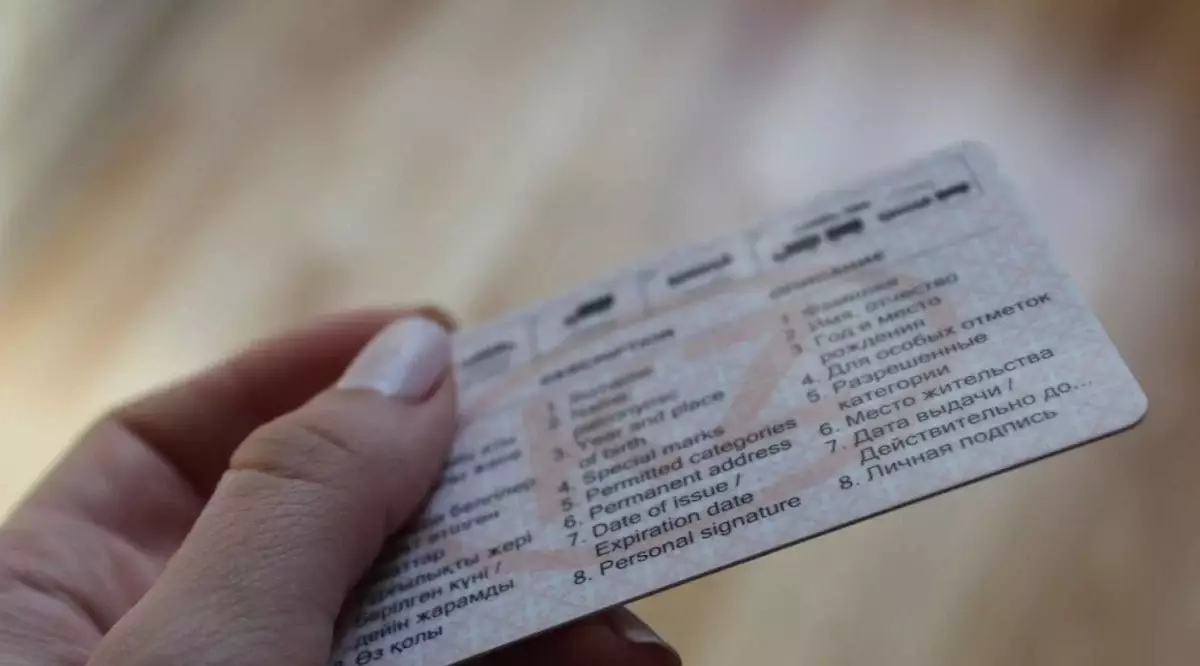 В Казахстане водителям нужно срочно менять права?