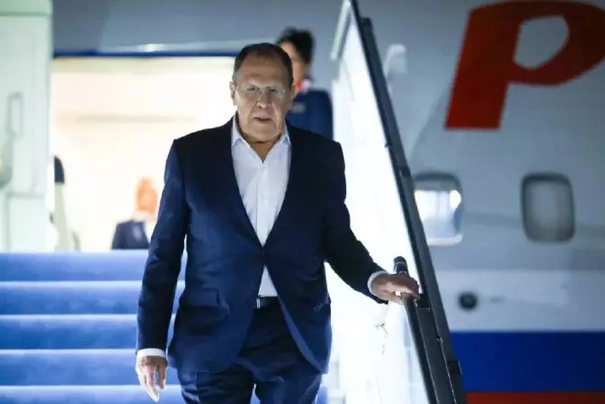 Сергей Лавров ночью прилетел в Алматы