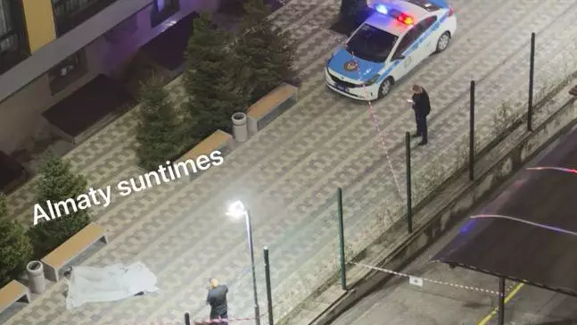 Алматыда ер адам көпқабатты үйден құлап, мерт болды