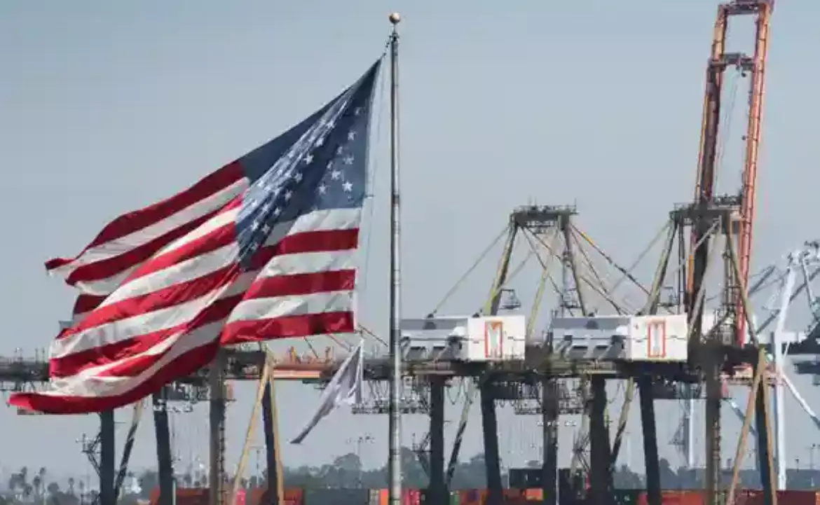 Трамп приостановил введение пошлин для большинства стран, но повысил до 125% для Китая