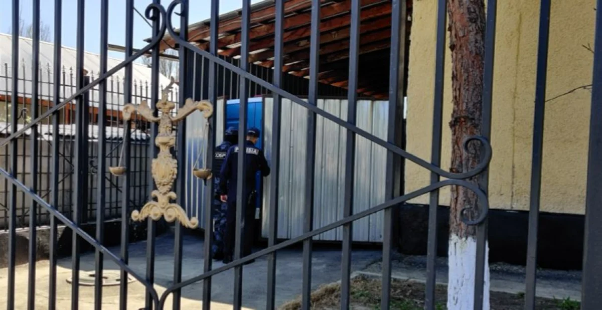 Полицейских стянули к зданию суда перед слушаниями по делу Шерзата Полата