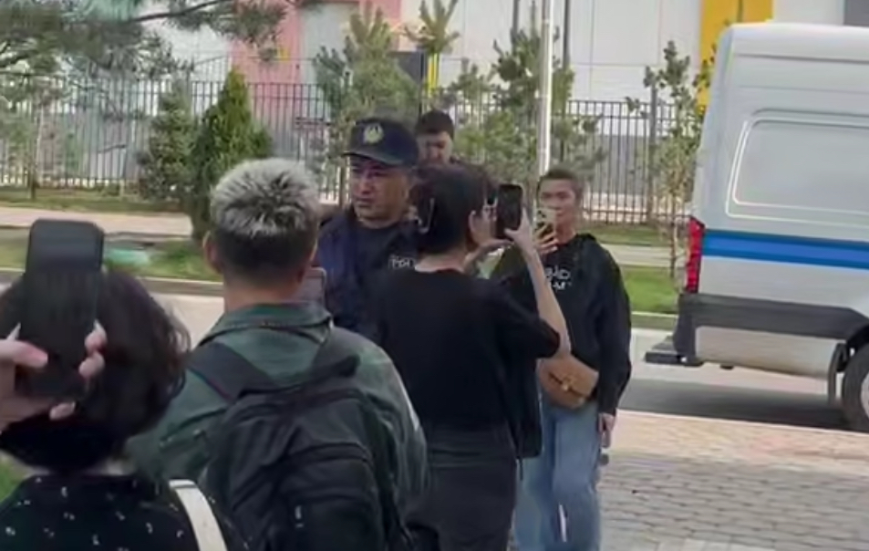 Полиция разъяснила причину задержания активистов в суде по делу Енсебека