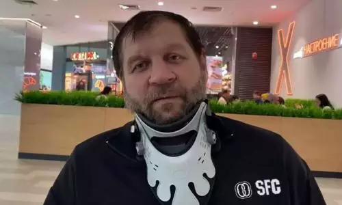 Мүгедек арбасына таңылған Александр Емельяненко спорттан кетпейтінін мәлімдеді