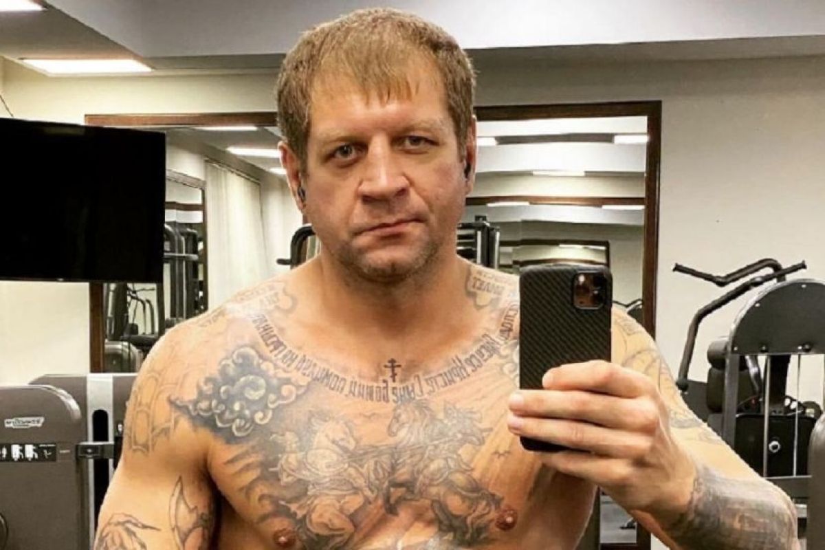 Арбаға таңылған Александр Емельяненко спорттан кетпейтінін мәлімдеді