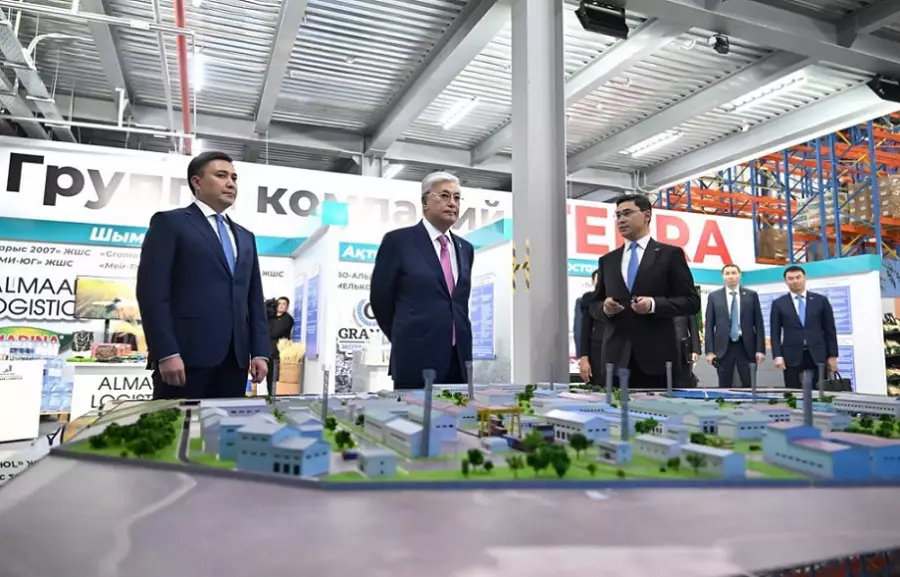 Токаев посетил торгово-логистический центр в Шымкенте