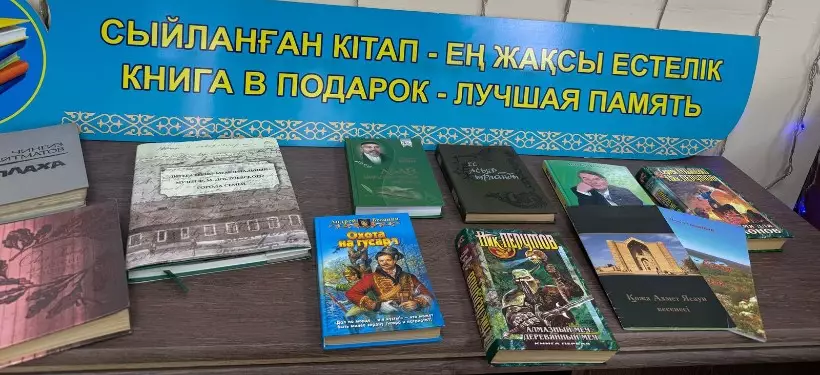 Десятки книг подарили одной из колоний библиотеки Семея