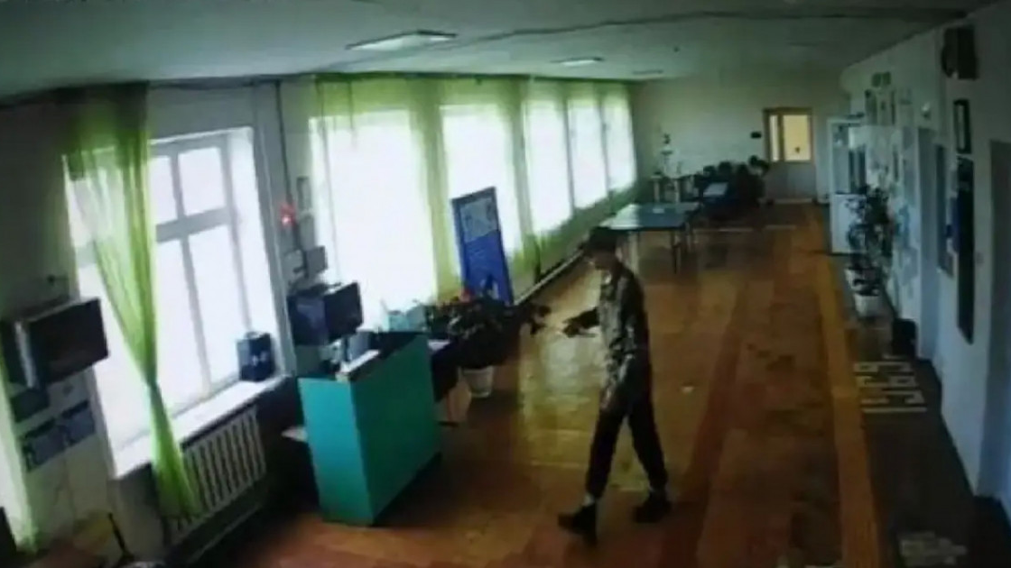 Ақмола облысында қолына пышақ ұстаған адам мектептің ішін шарлап, емін-еркін жүрген