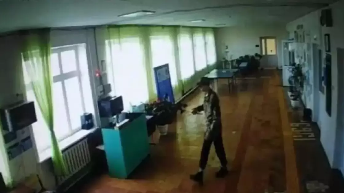 Ақмола облысында қолына пышақ ұстаған адам мектептің ішін шарлап, емін-еркін жүрген