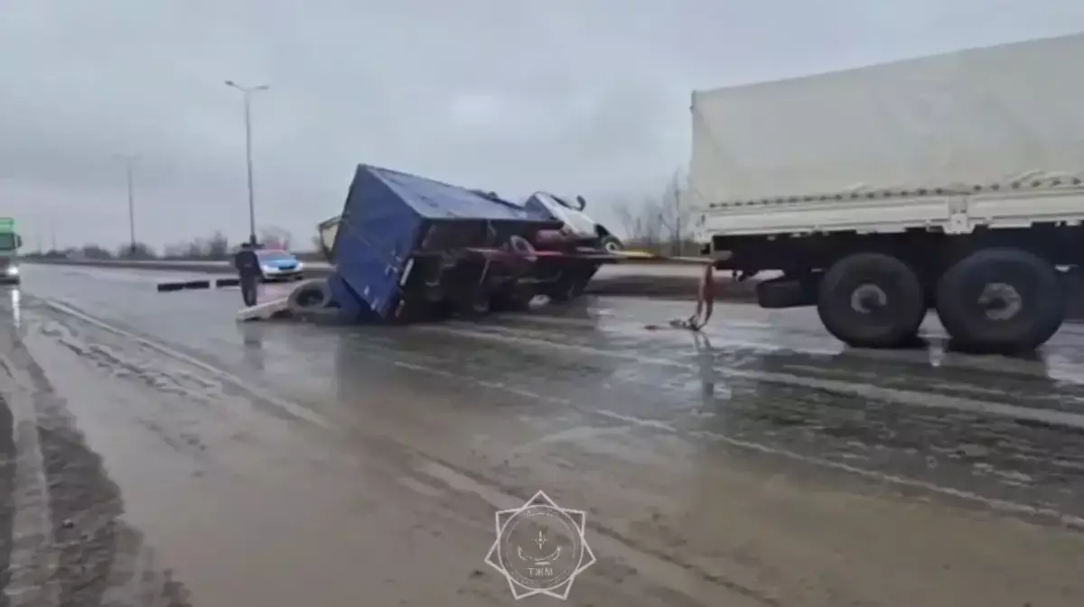 Ақтөбе облысында жүк көлігі аударылып қалды