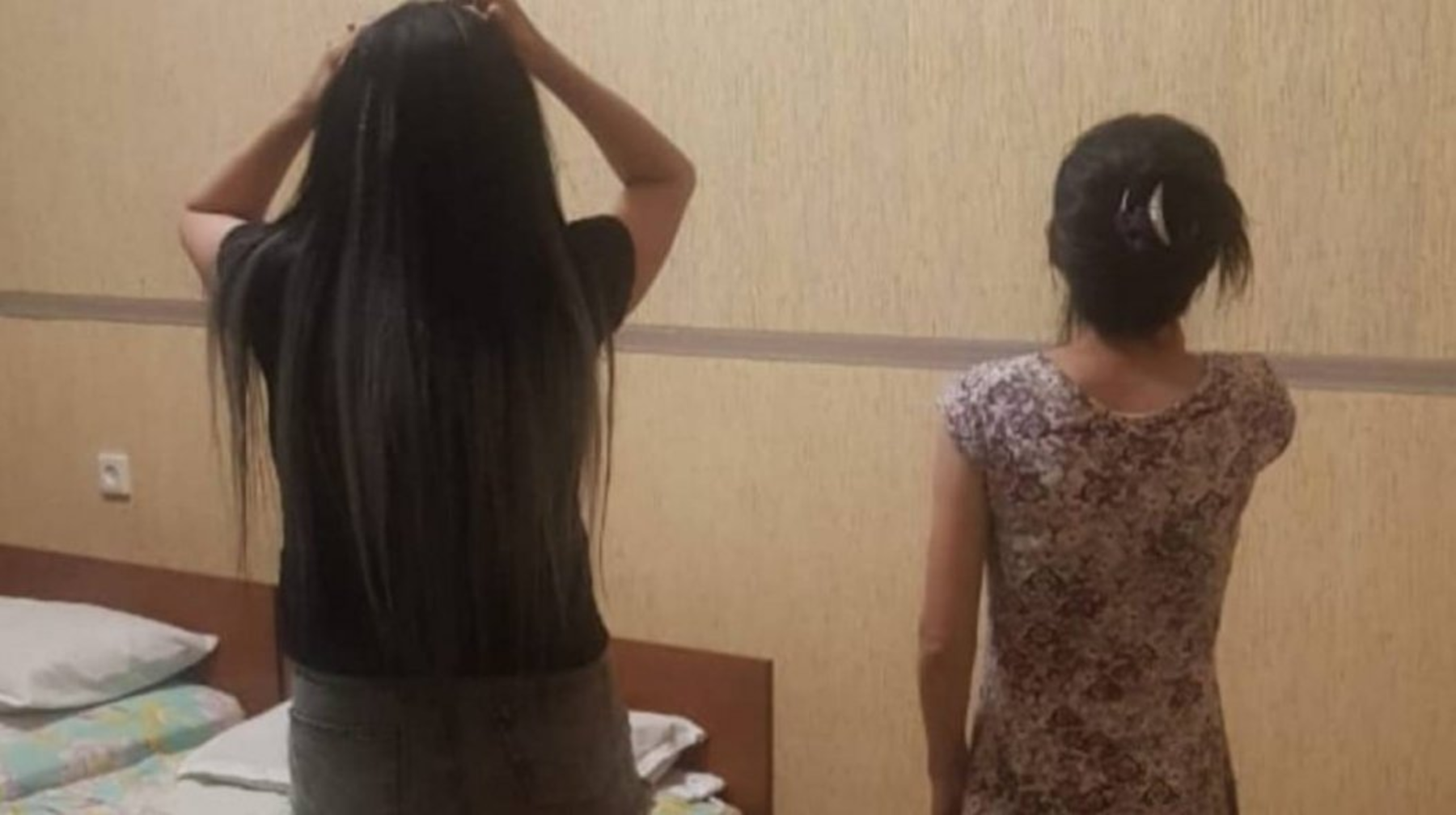 Алматыда жасөспірім қыздар қатарластарын бопсалап, киімін шешуге, жалаңаштануға мәжбүрлеген