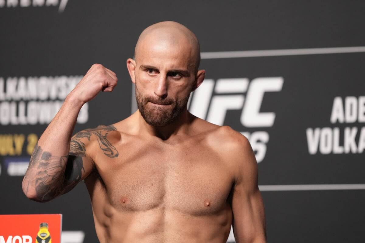 Алекс Волкановски вернул титул UFC