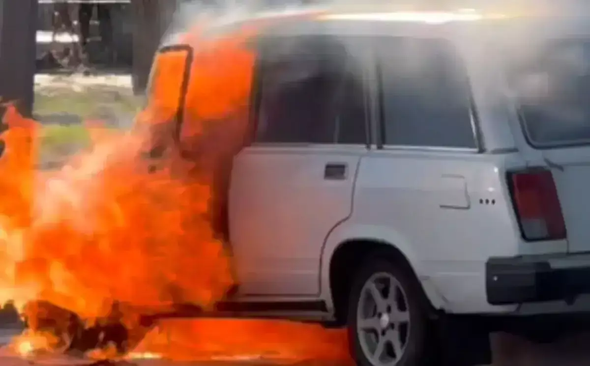 Автомобиль загорелся рядом с автобусной остановкой в Семее