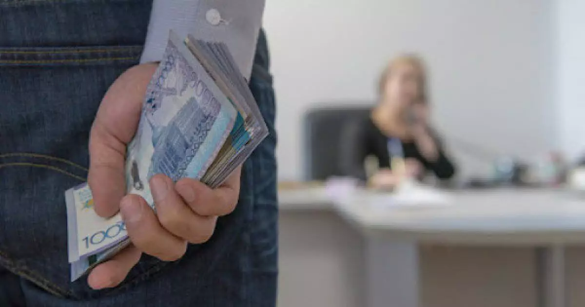"Сақ болыңыз!": Өскемен тұрғыны жеті адамның атына несие рәсімдеп тастаған
