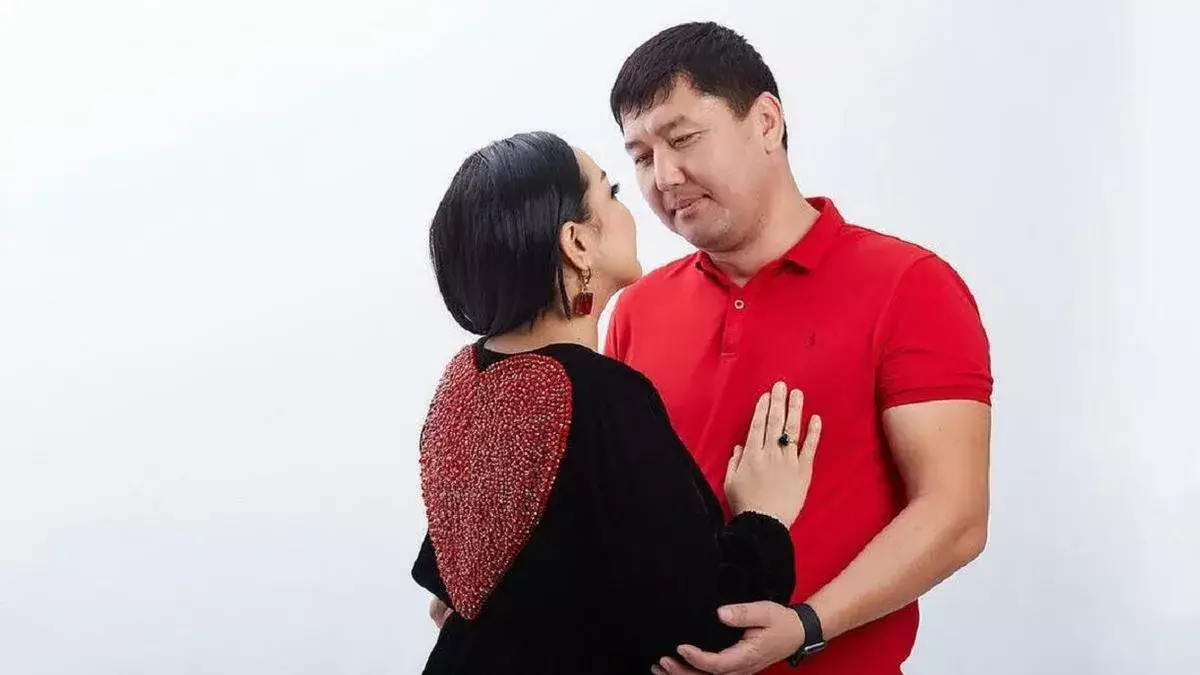 «Кешелі бері ұзақ ойландым»: Алтынай Жорабаева ақыры күйеуінен алған сыйды көрсетті