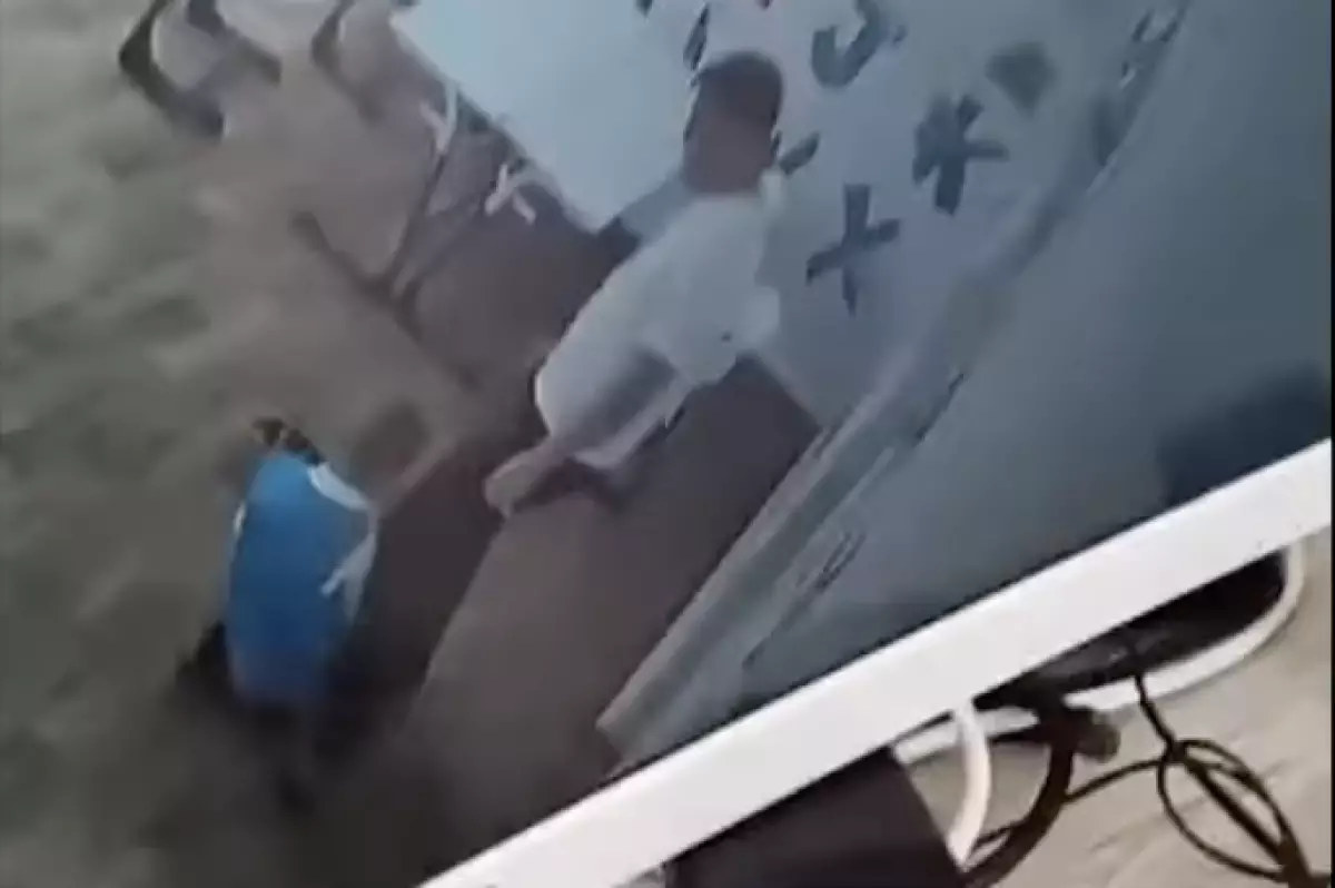 Сарыағашта даун синдромы бар баланы таяқпен ұрған маман жұмыстан қуылды
