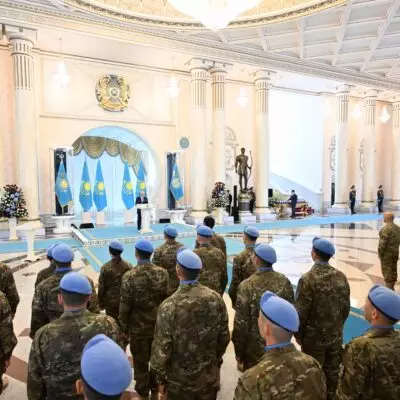 Токаев наградил казахстанских миротворцев