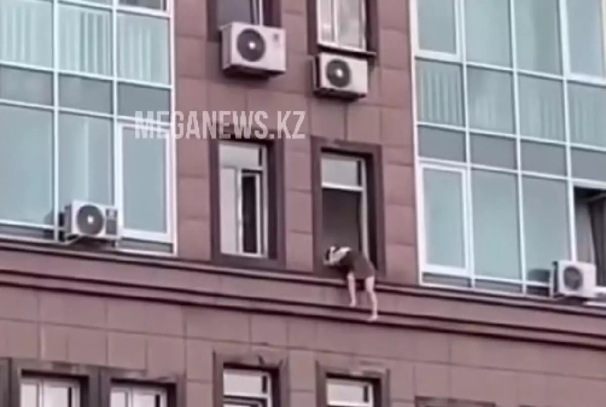 Пьяная девушка едва не сорвалась с карниза многоэтажки в Алматы