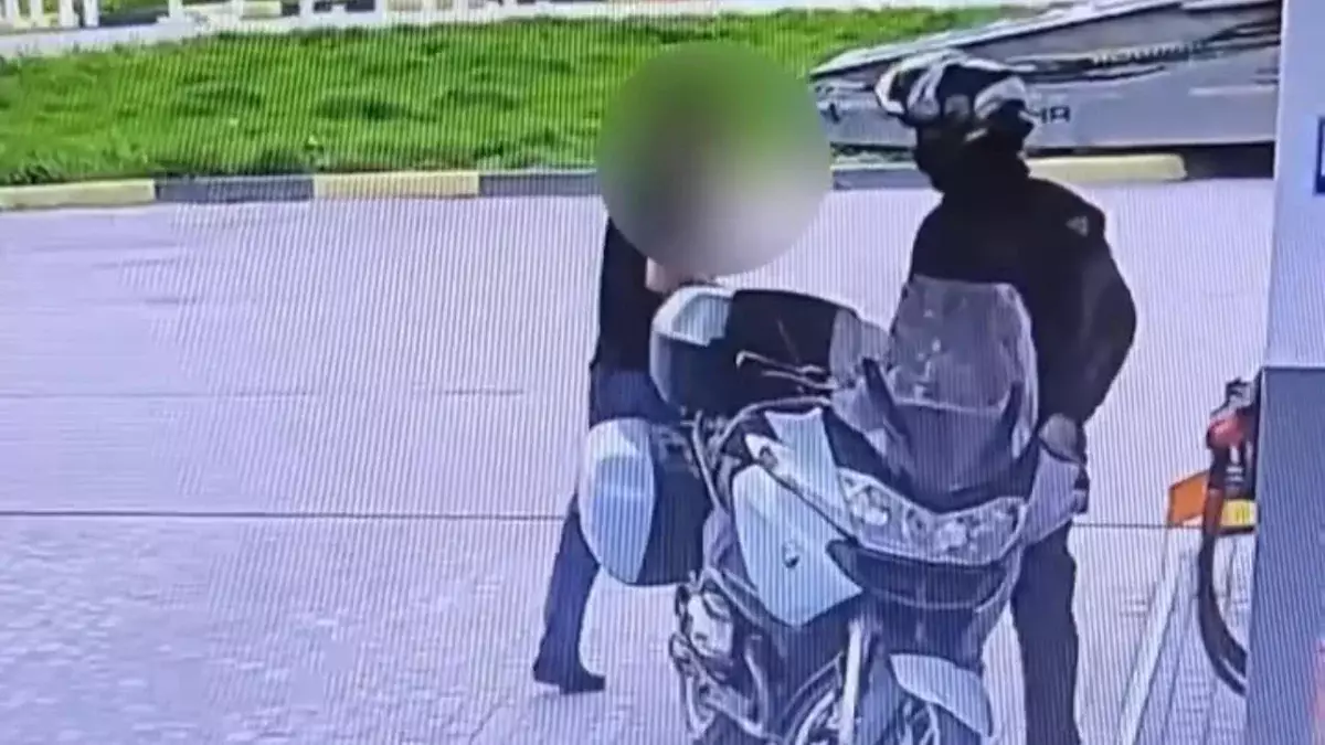 Мотоциклиста ударили ножом среди бела дня на заправке в Жамбылской области
