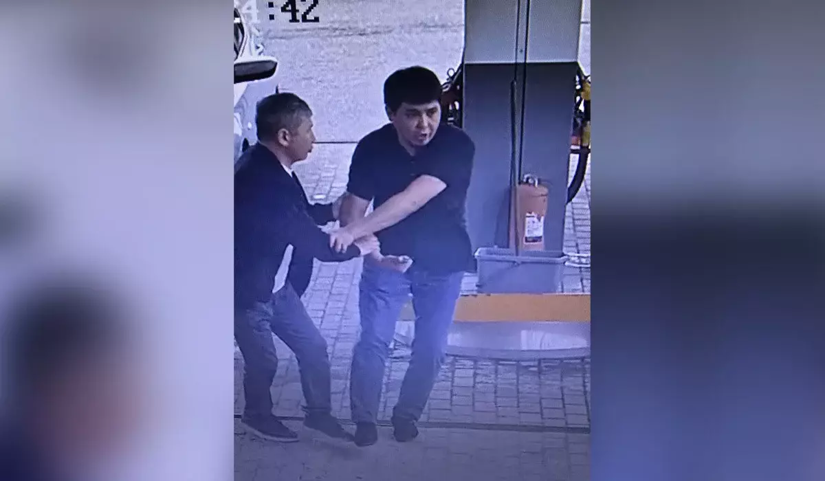 «Жеке бақылауымда»: Меркіде шетелден келген мототуристердің біріне ер адам екі рет пышақ сұққан