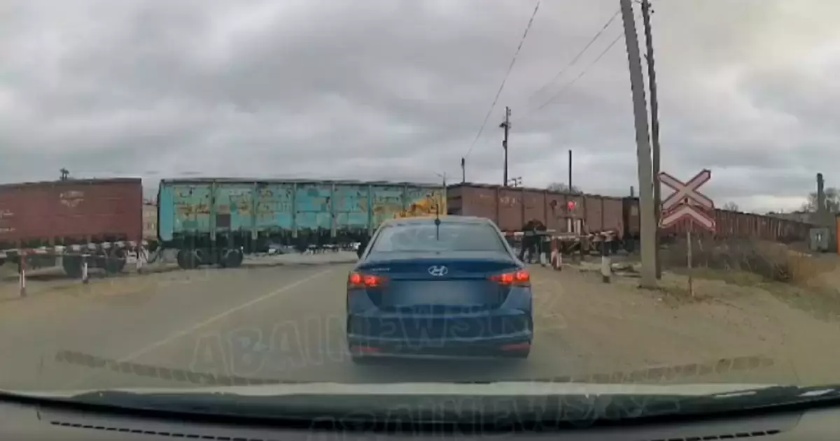 Арасынан өтіп кетпек болған: Семейде әйелді пойыз қағып өлтірді