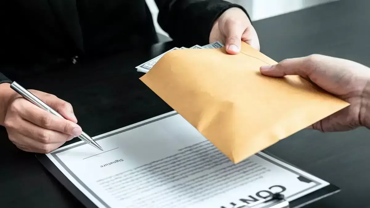 Сарыағаш ауданында жоқ адамға жалақы төлеген білім бөлімінің бұрынғы басшылары сотталды