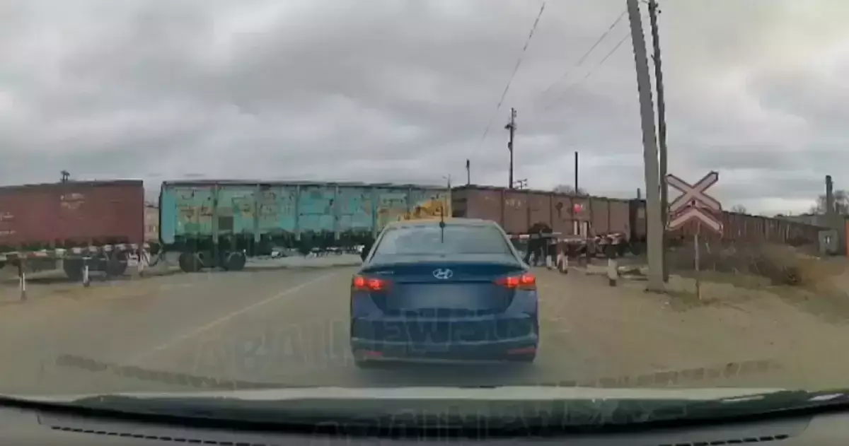 Қозғалатынын білмей қалды: Семейде әйел адамды жүк пойызы мыжып өтті