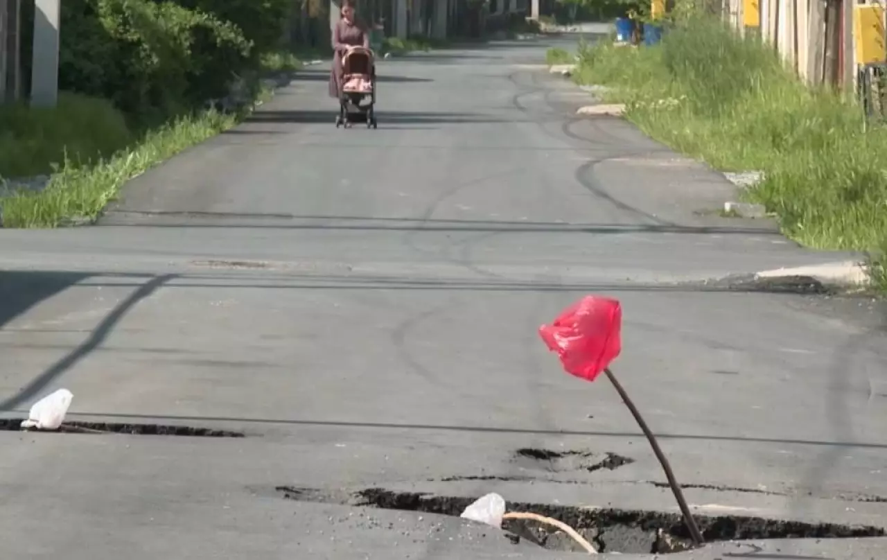 В Шымкенте провалилась новая дорога 