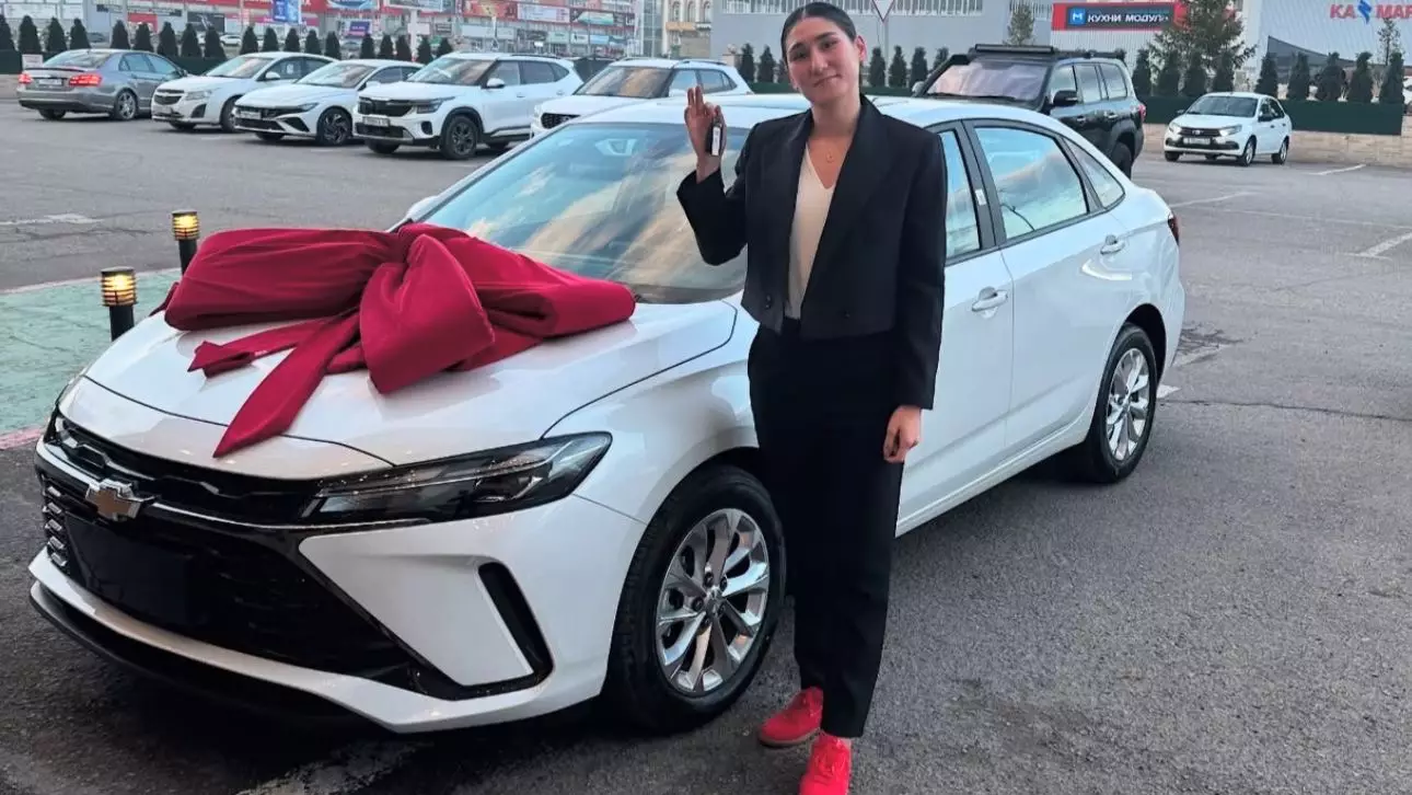 Сүйінші: Бокстан әлем чемпионы Аида Әбікееваға су жаңа автокөлік сыйланды (ВИДЕО)