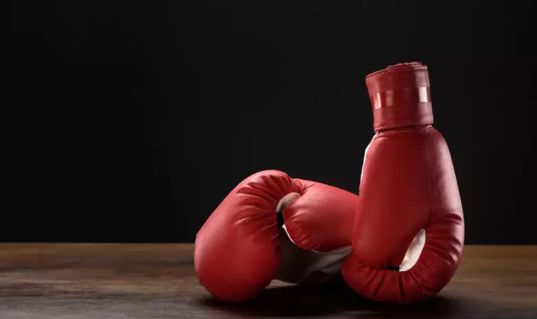 Казахстанец победил российского чемпиона в финальном бою в Баку