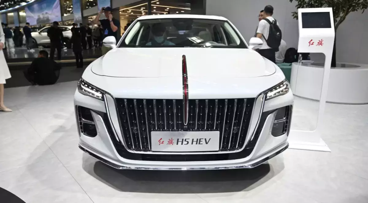 Гибрид будущего? Hongqi H5 поражает запасом хода и скоростью зарядки