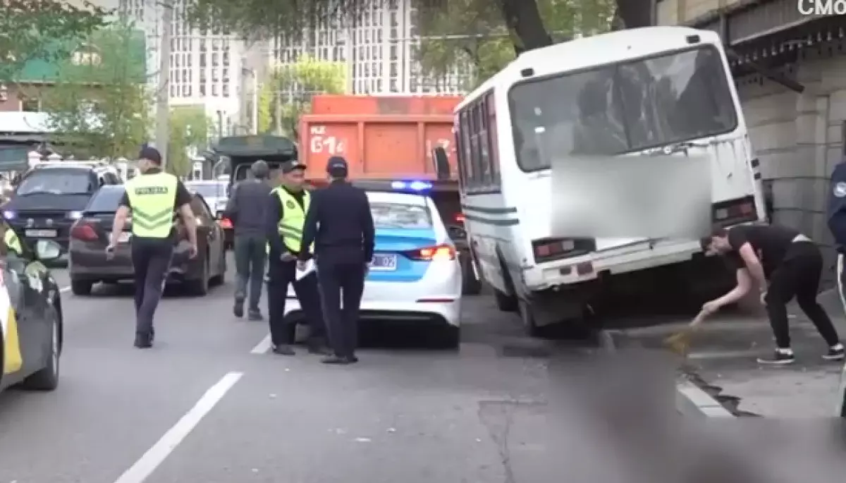 Сорвавшийся с буксировки автобус убил пешехода в Алматы