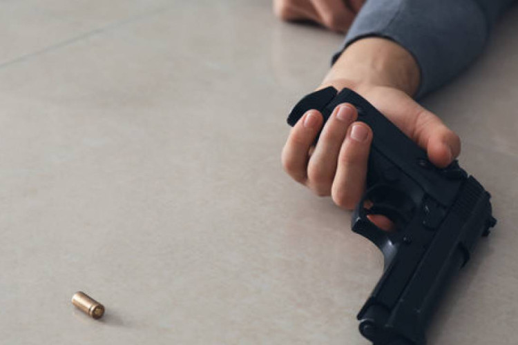 Студент әкесінің қаруымен өзін-өзі атып тастаған
