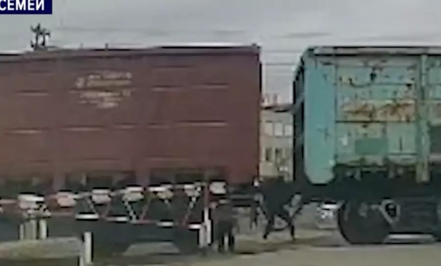 Семейде жүк пойызы әйелді басып кетті