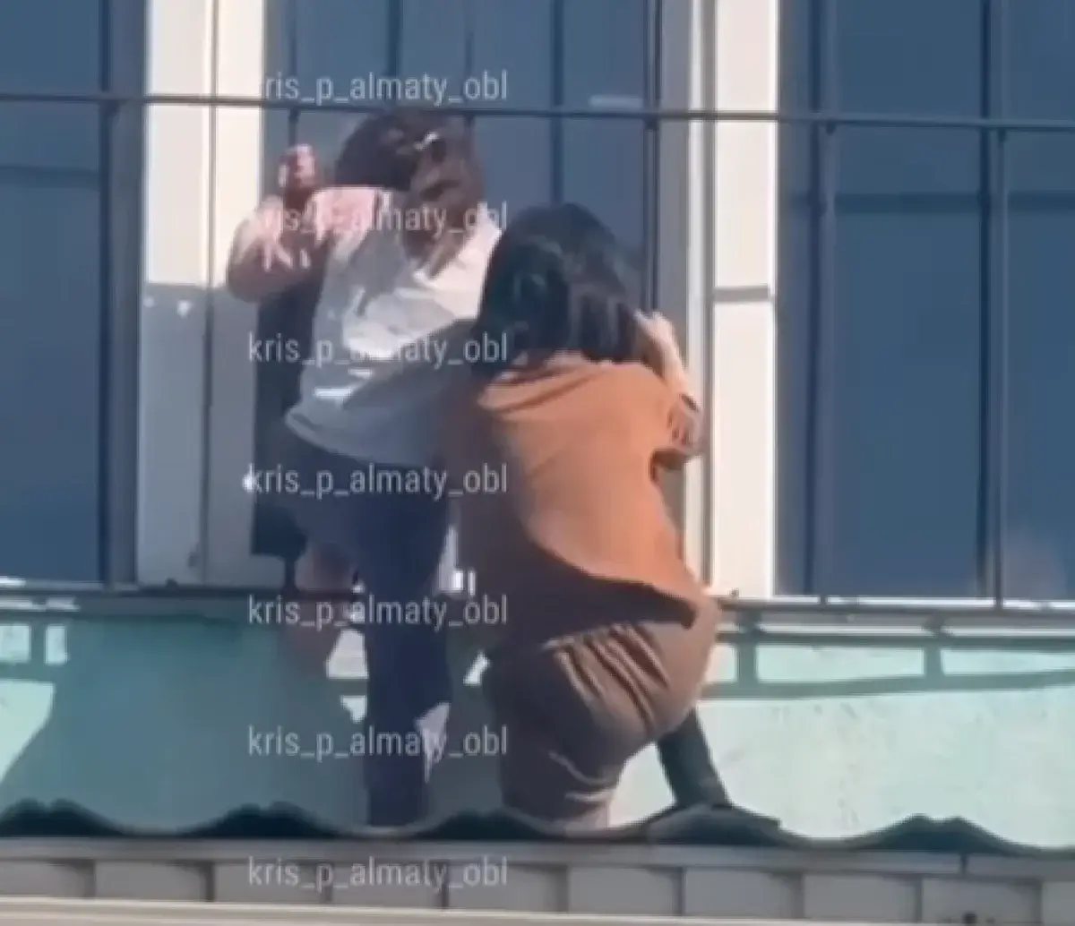 Дети без присмотра оказались на крыше детского сада в Алматинской области