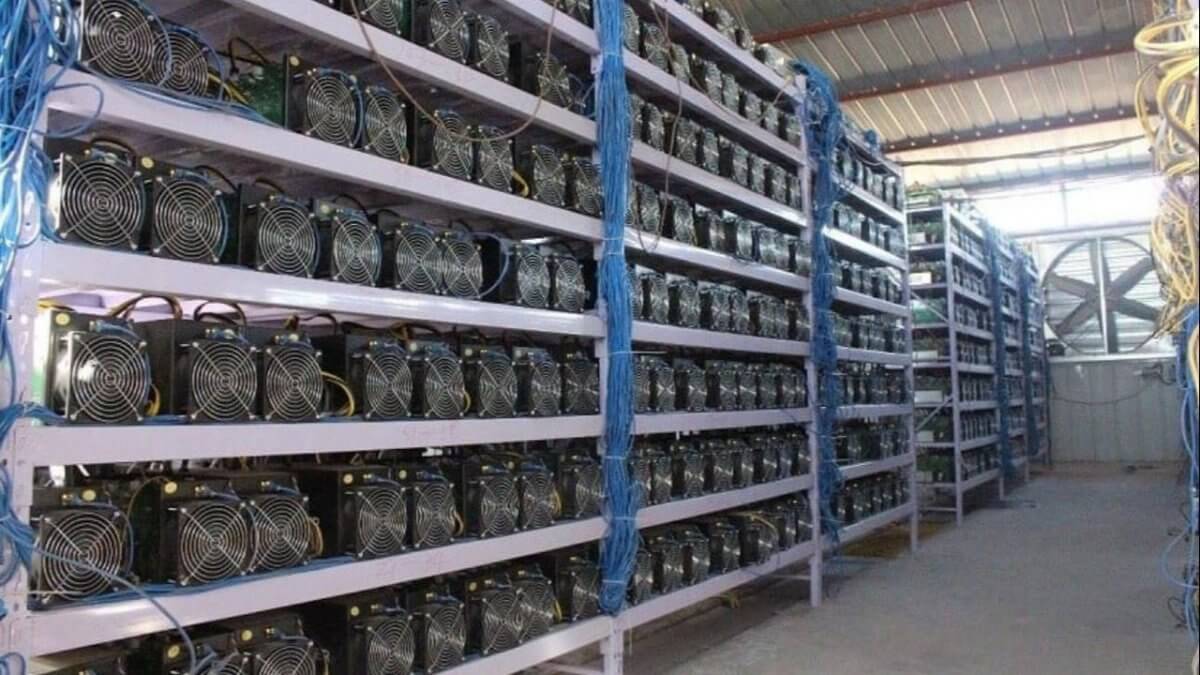 1257 асикмайнер: Астанада бір ауданның электр тогын заңсыз пайдаланған майнерлер ұсталды