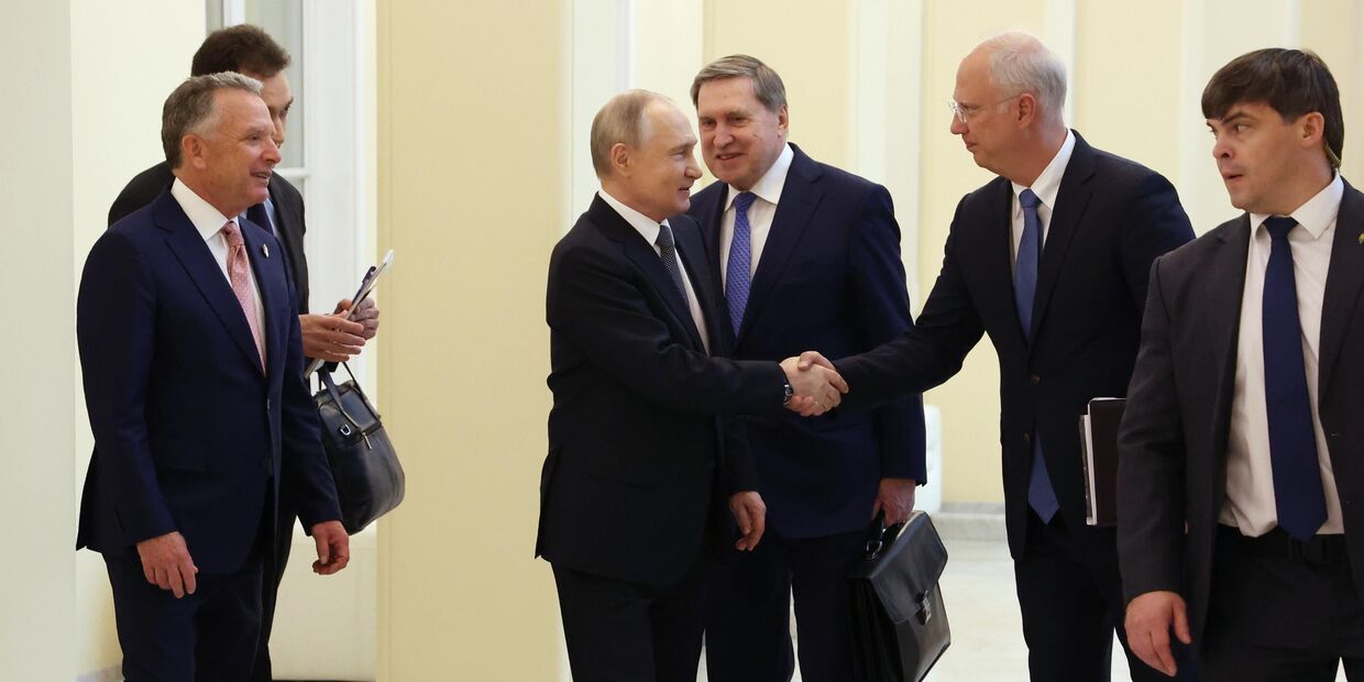 DM: Трамп уверен, что причина конфликта на Украине – некомпетентность Зеленского