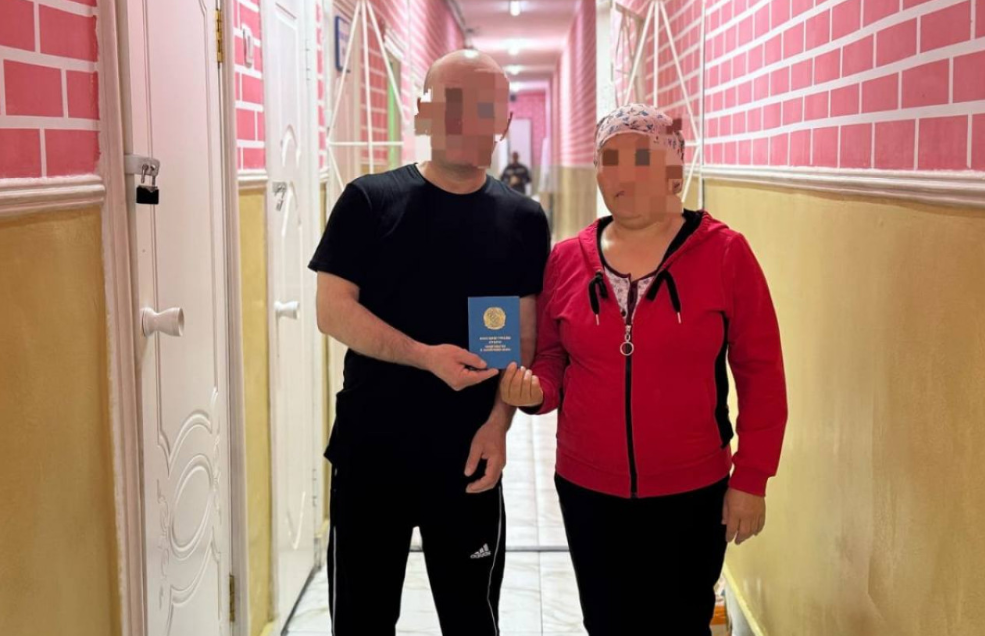 «Біздің сезім әлі суымаған»: Абақтыда жазасын өтеп жатқан 52 жастағы азамат үйленді