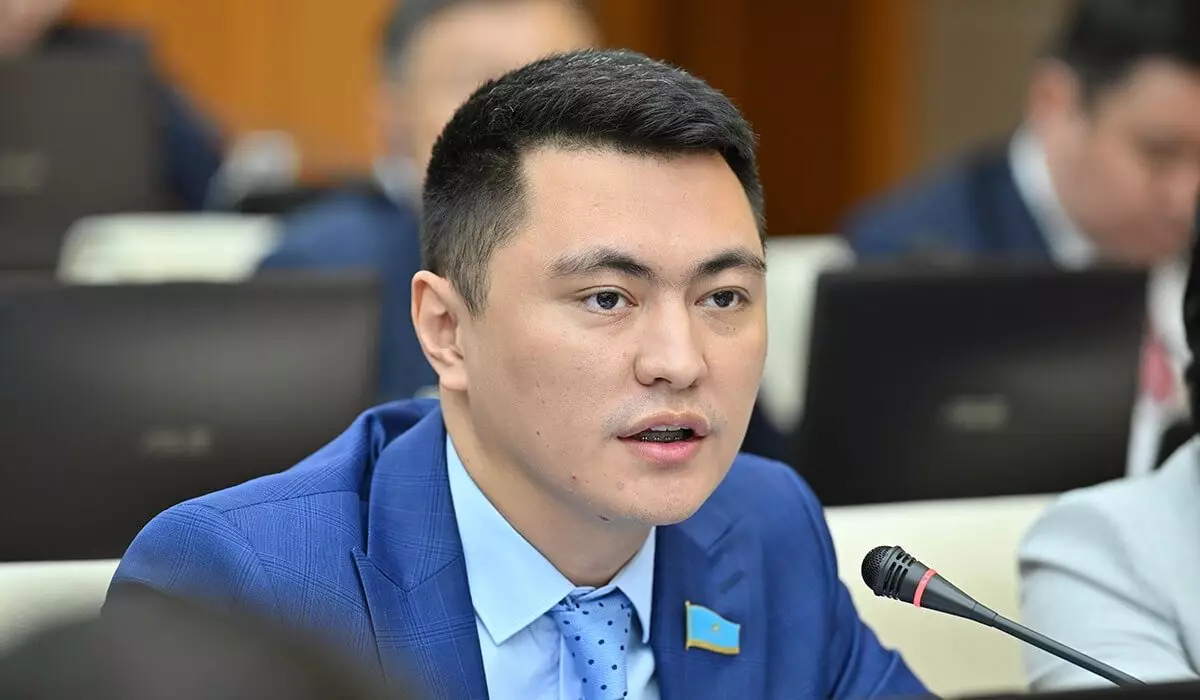 «Орыстың да, кәрістің де тұсауын кестім»: 38 жастағы әйелдің тұсауын кескен депутат жұртшылыққа ақталды