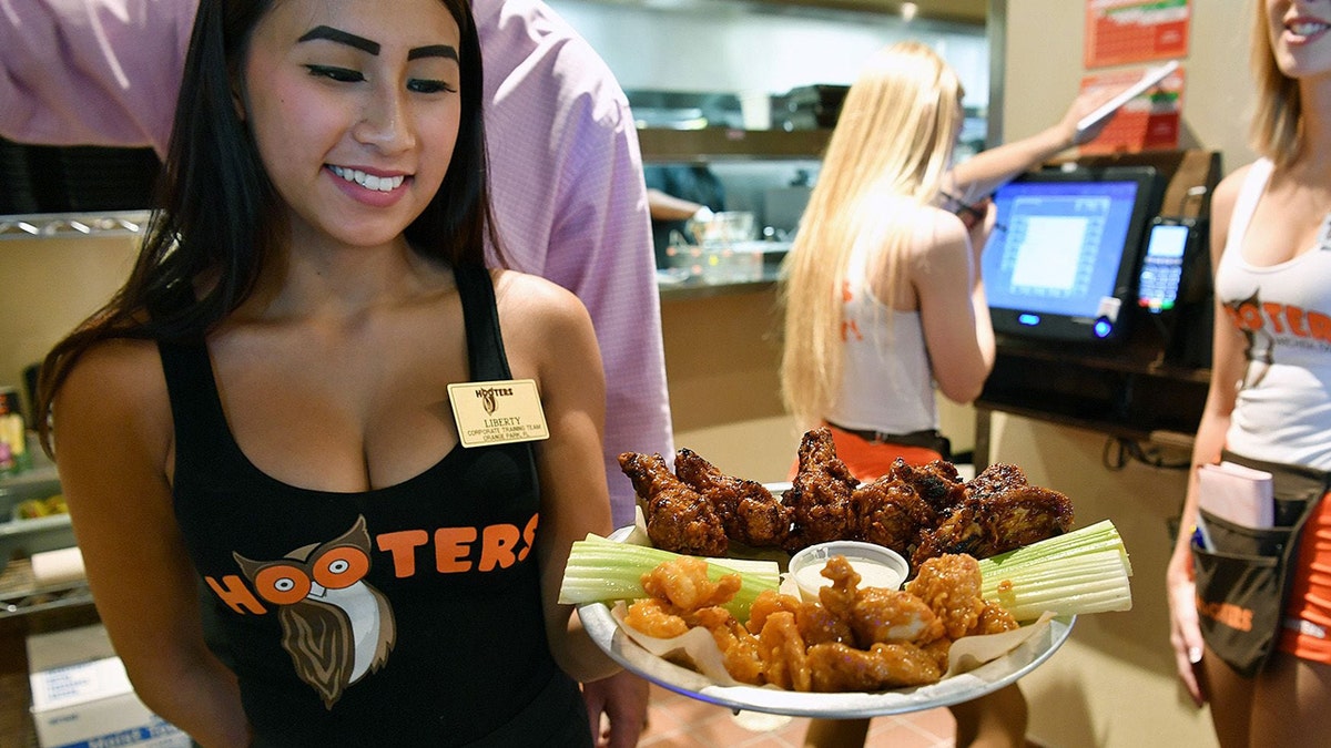 "Сеть Hooters отказывается от вечеров в купальниках для групп старше 60 лет и семей."
