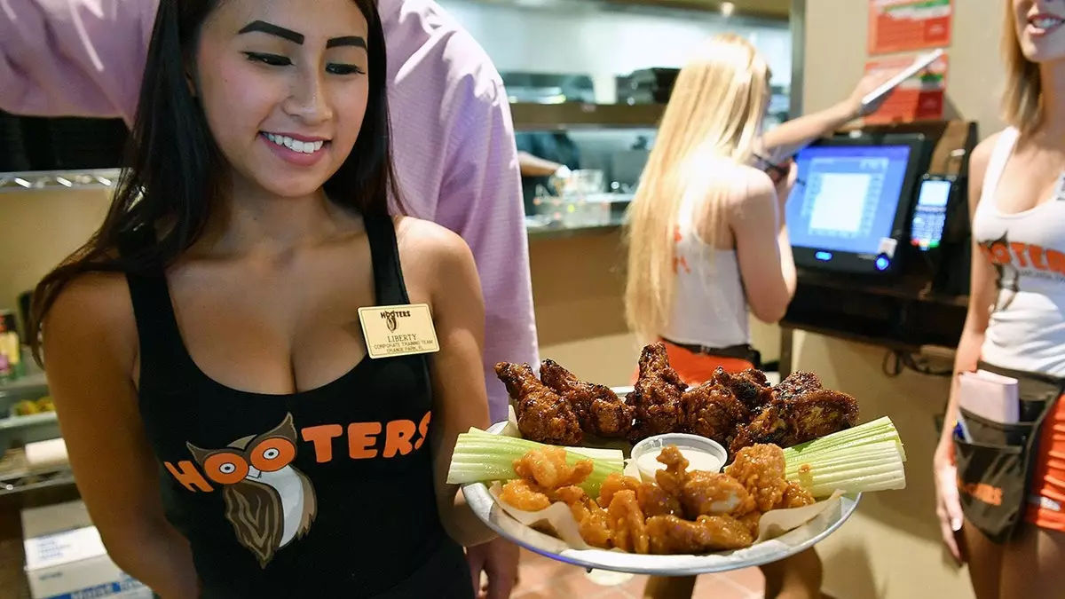 "Сеть Hooters отказывается от вечеров в купальниках для групп старше 60 лет и семей."