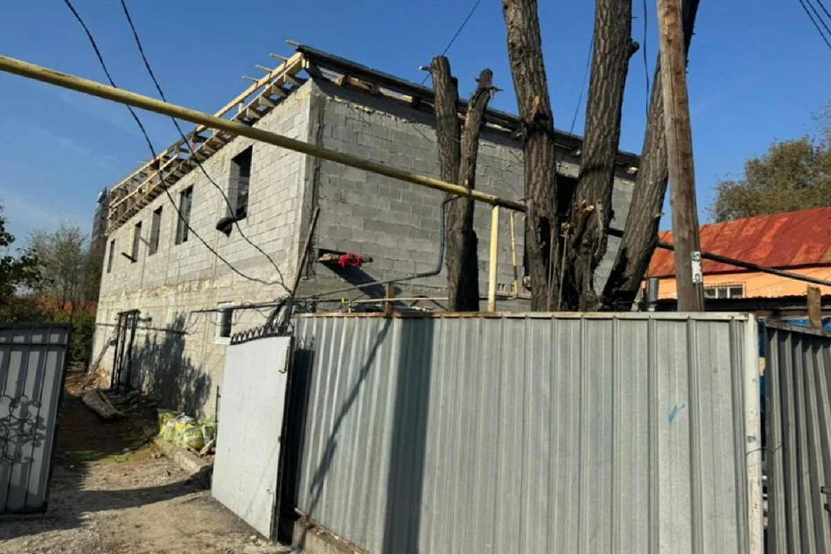 Алматыда екі қабатты ғимарат сот шешімімен бұзылып жатыр