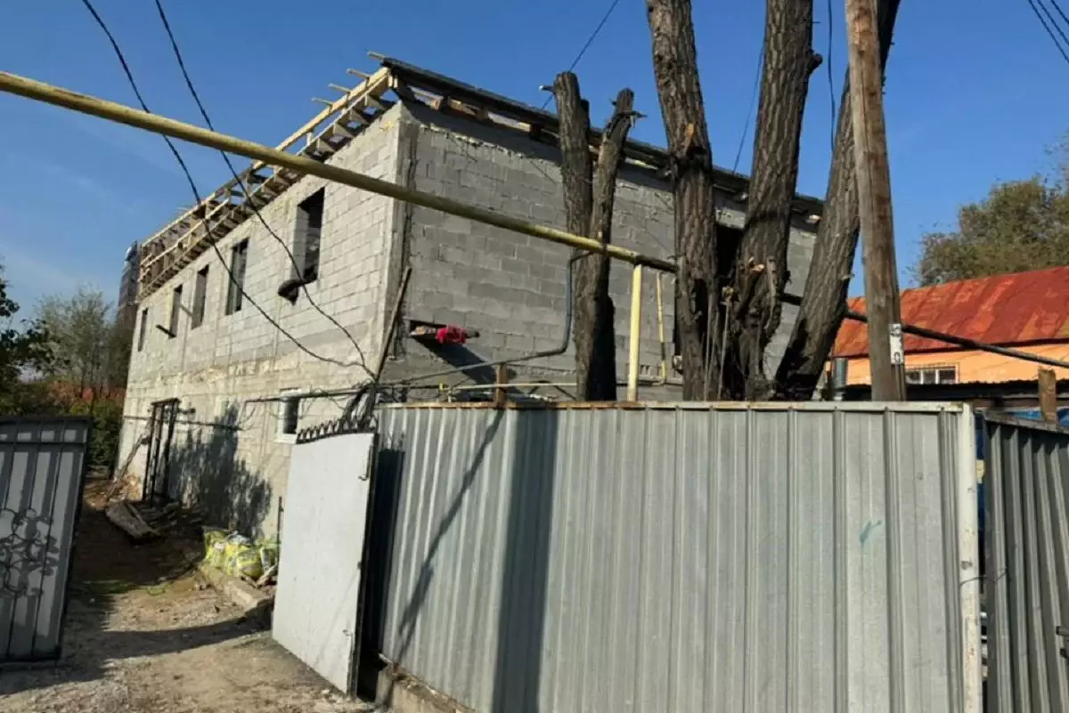 Алматыда екі қабатты ғимарат сот шешімімен бұзылып жатыр