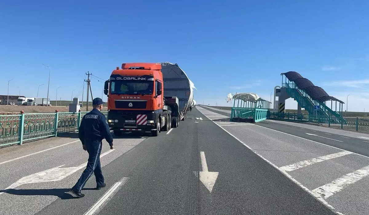 Грузовик снес пешеходный мост на кызылординской трассе