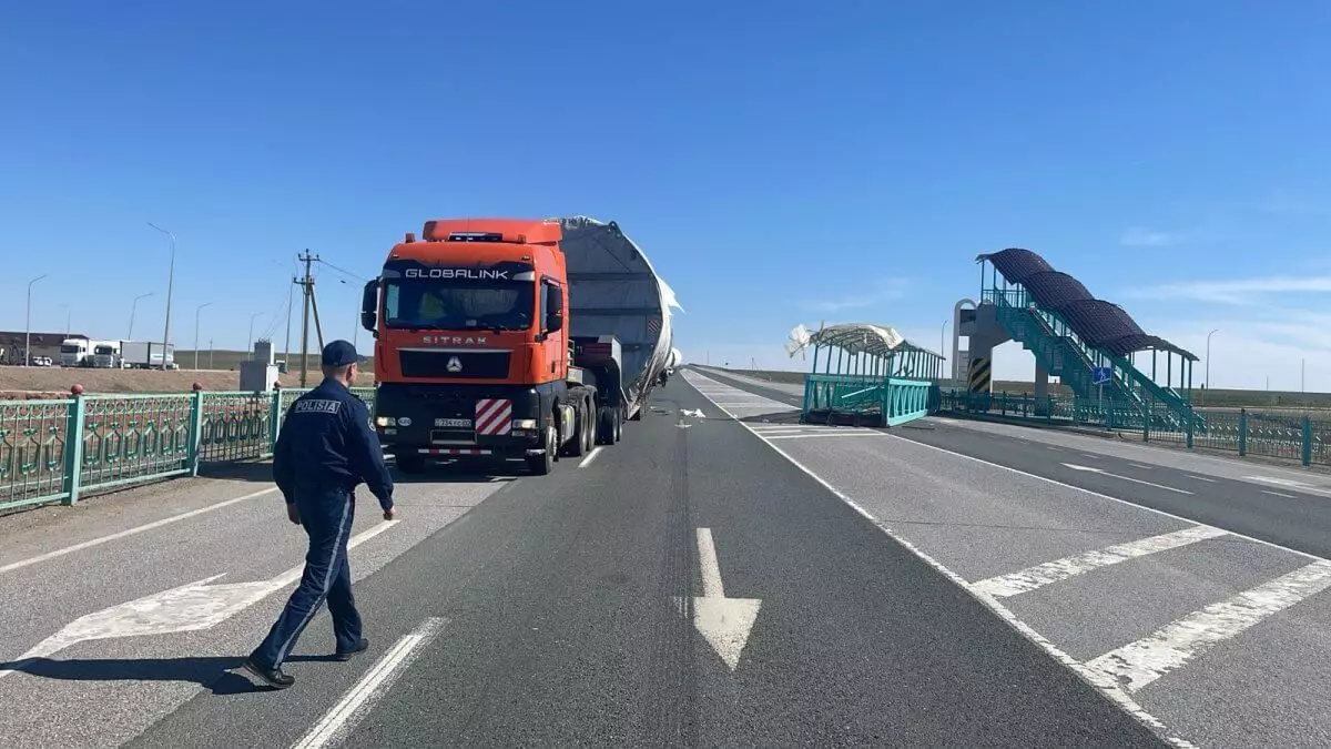 Грузовик разрушил пешеходный мост в Кызылординской области