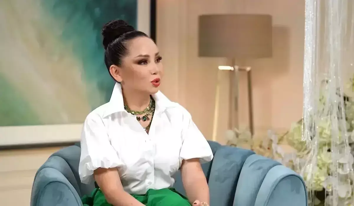 «Бай, әдемі адамдармен дос болыңдар»: Баян Алагөзова жас қыздарға ақылын айтты (ВИДЕО)
