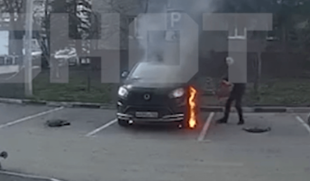 Женщина подожгла автомобиль соседей из-за своего развода