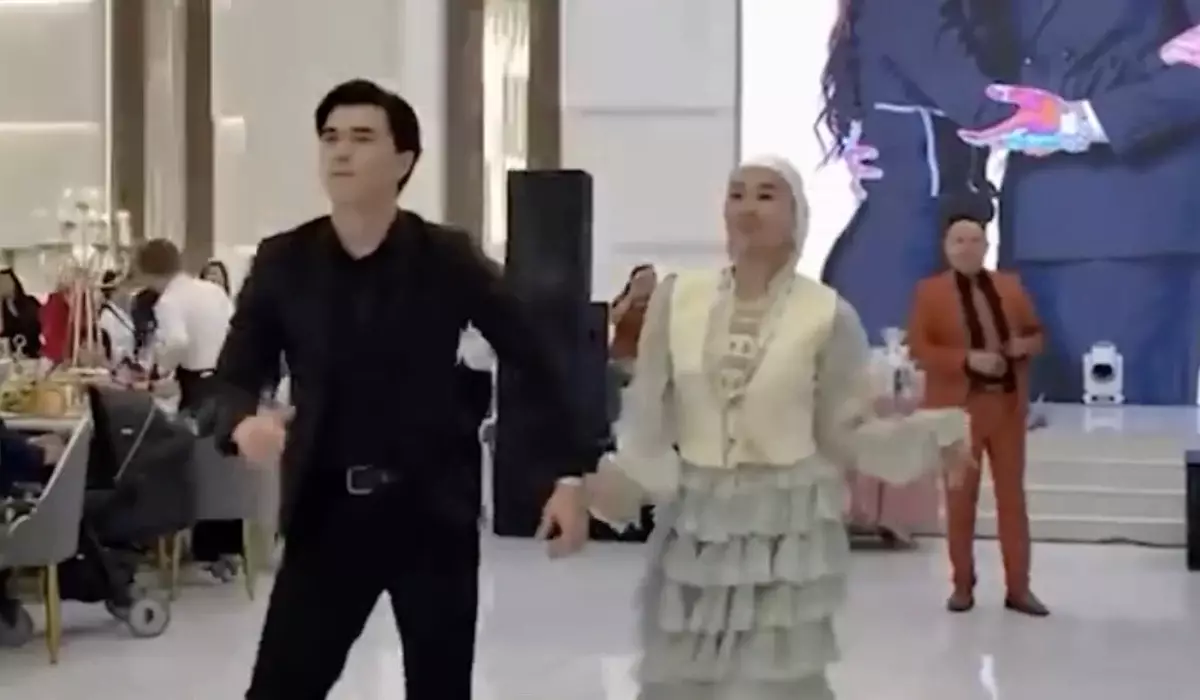 «Қандай әдемі»: тойда билеген ерлі-зайыпты желіні жарды (ВИДЕО)